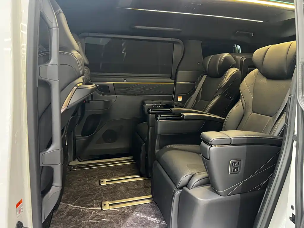 Toyota Alphard — миниатюра 9