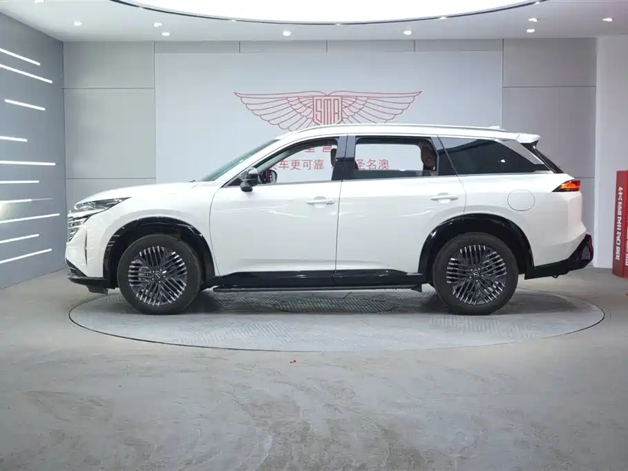 NISSAN EXPLORING THE LAND