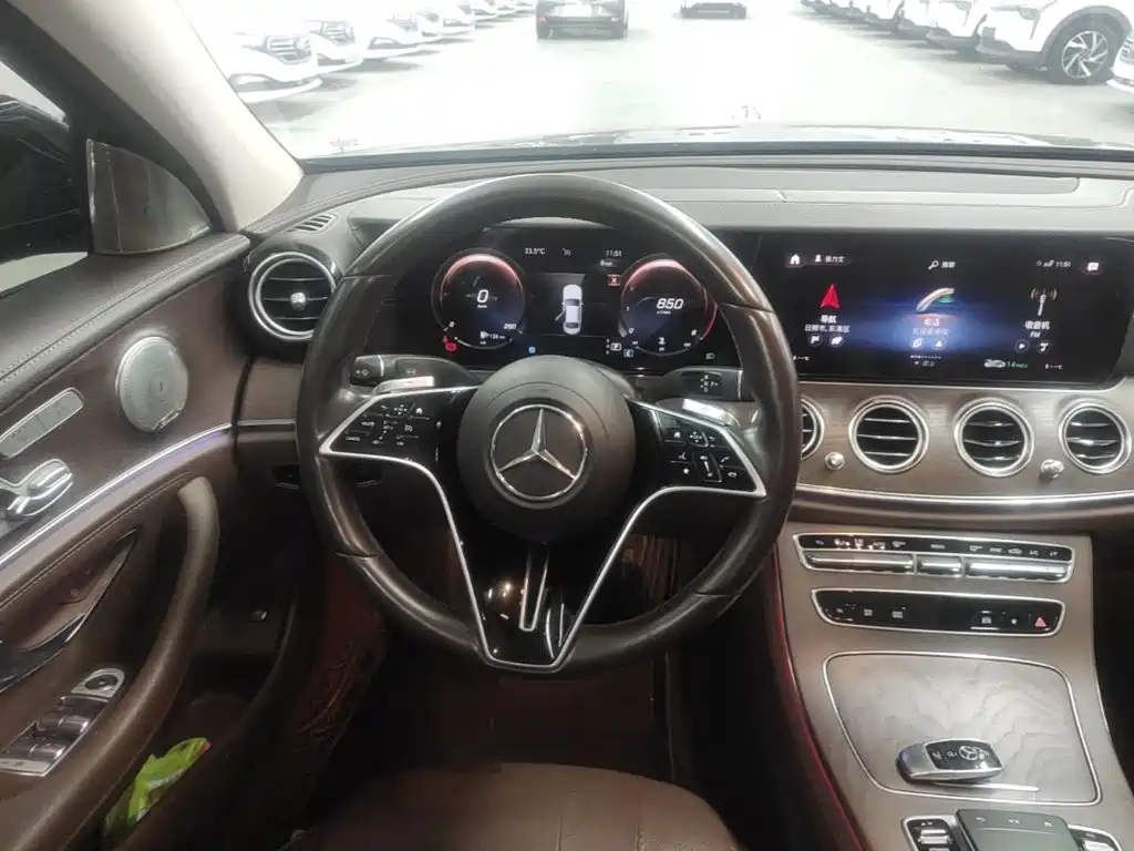 Mercedes-Benz E-Class — миниатюра 11