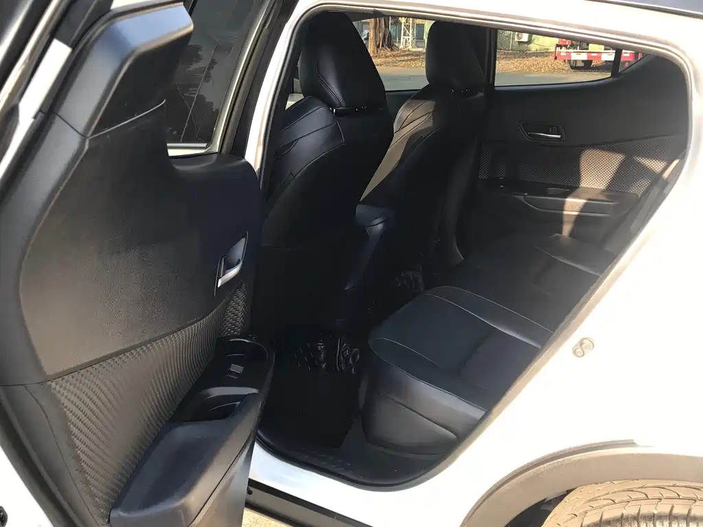 Toyota C-HR 2.0L Luxury Edition, фото 12