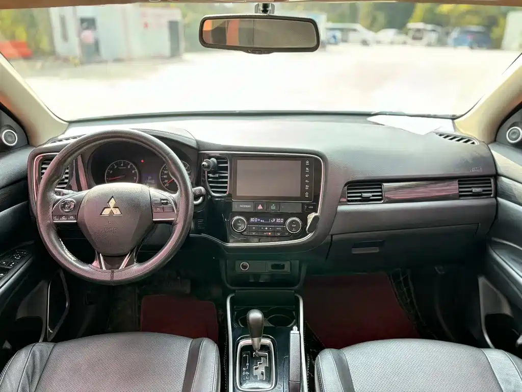 Mitsubishi Outlander — миниатюра 6