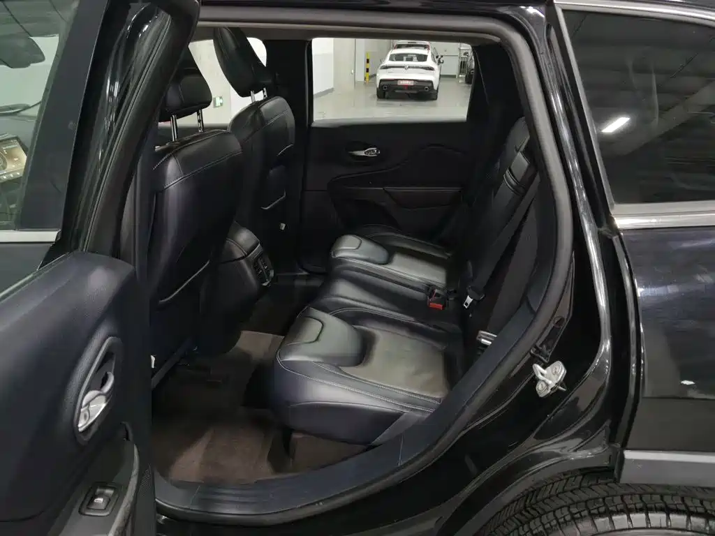 Jeep Cherokee — миниатюра 15