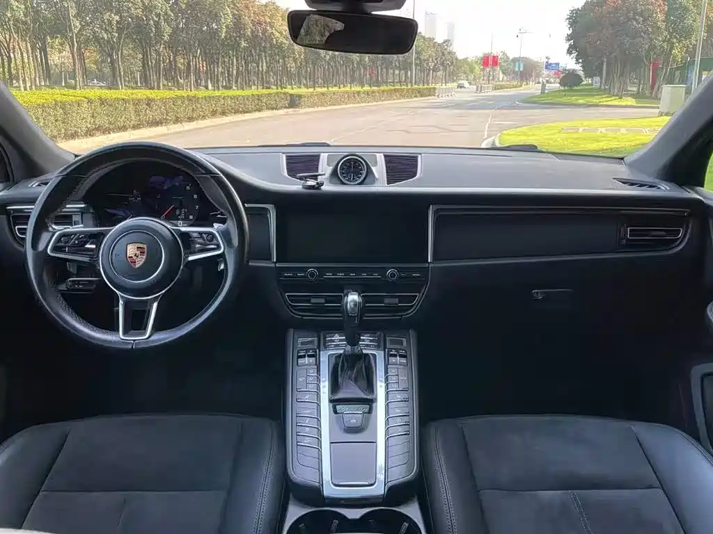 PORSCHE MACAN