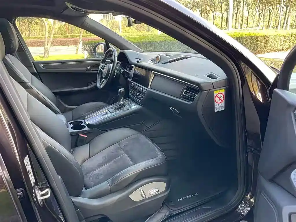 PORSCHE MACAN