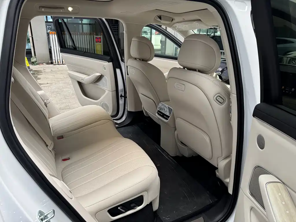 AITO ASK THE WORLD M8