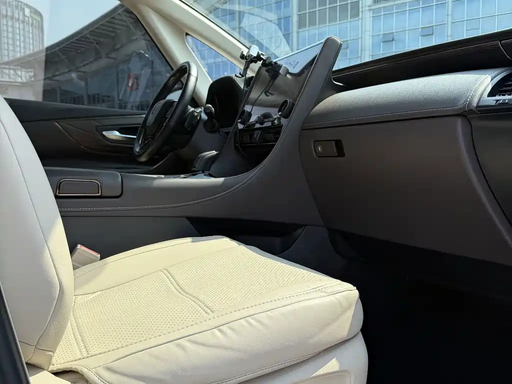 Toyota Vellfire — миниатюра 8