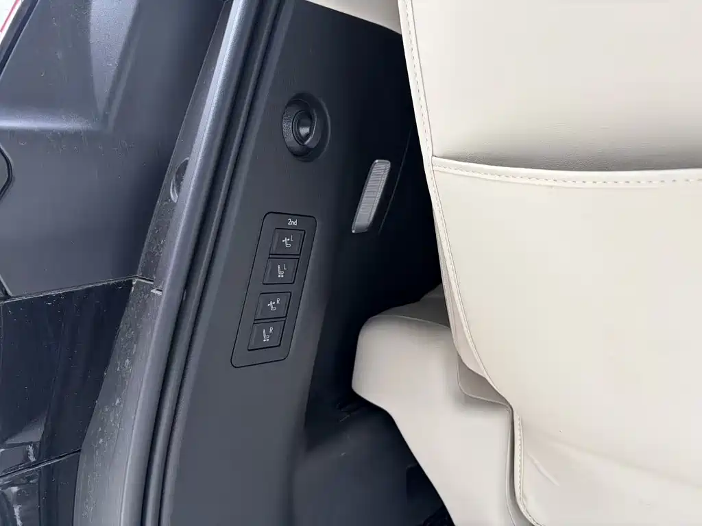 Lexus LM 500h 6-seat Distinguished Edition, фото 19