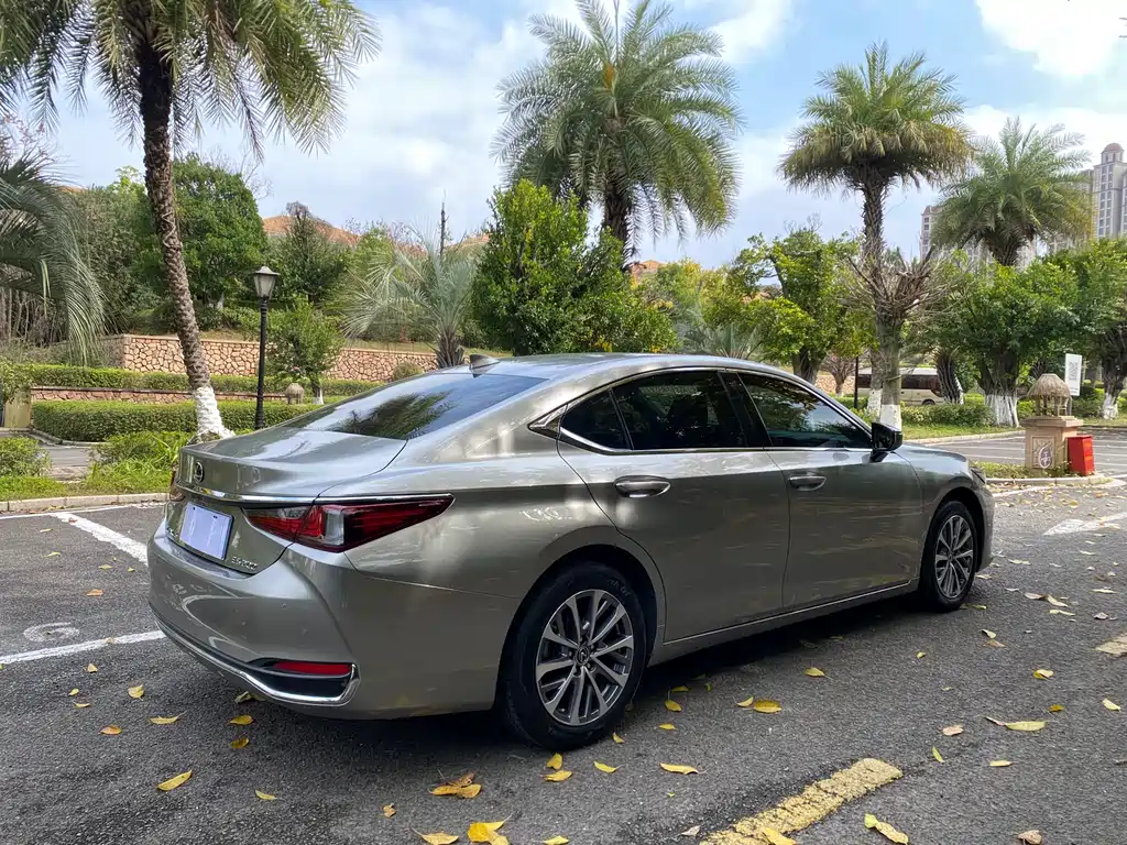 LEXUS ES