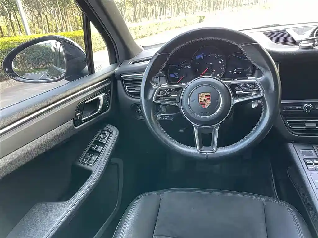 PORSCHE MACAN