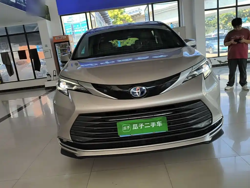 Toyota Sienna — миниатюра 3