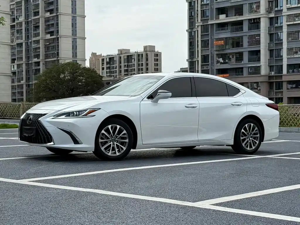 Lexus ES 2022