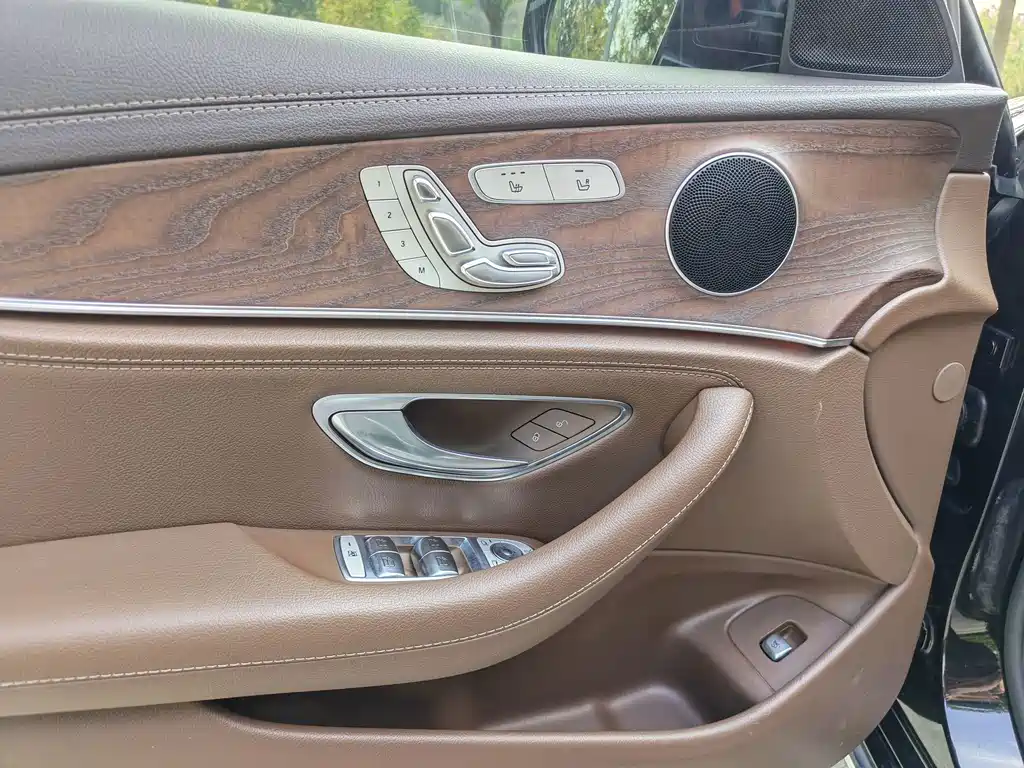 Mercedes-Benz E-Class — миниатюра 11