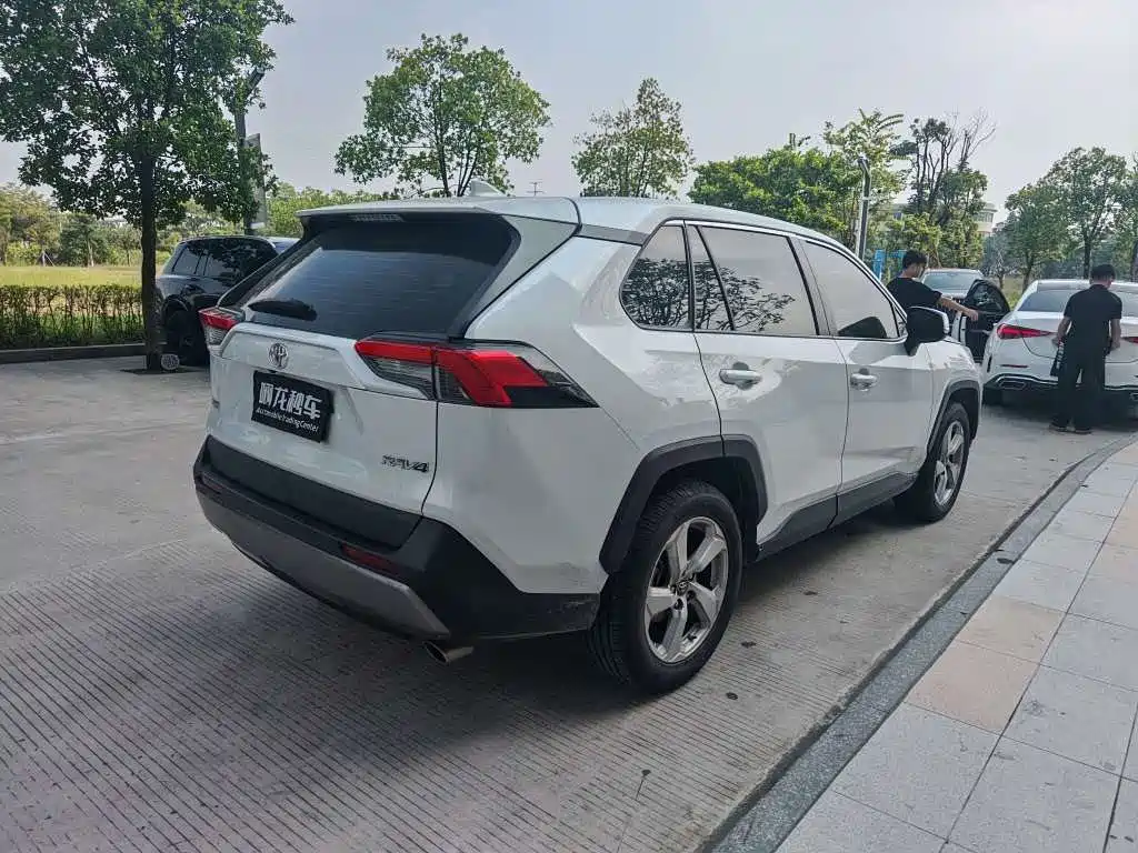Toyota RAV4 — миниатюра 8