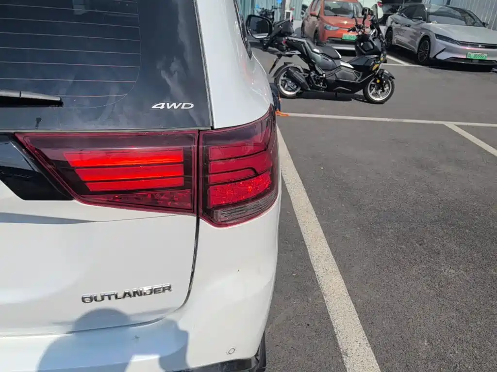 Mitsubishi Outlander — миниатюра 8
