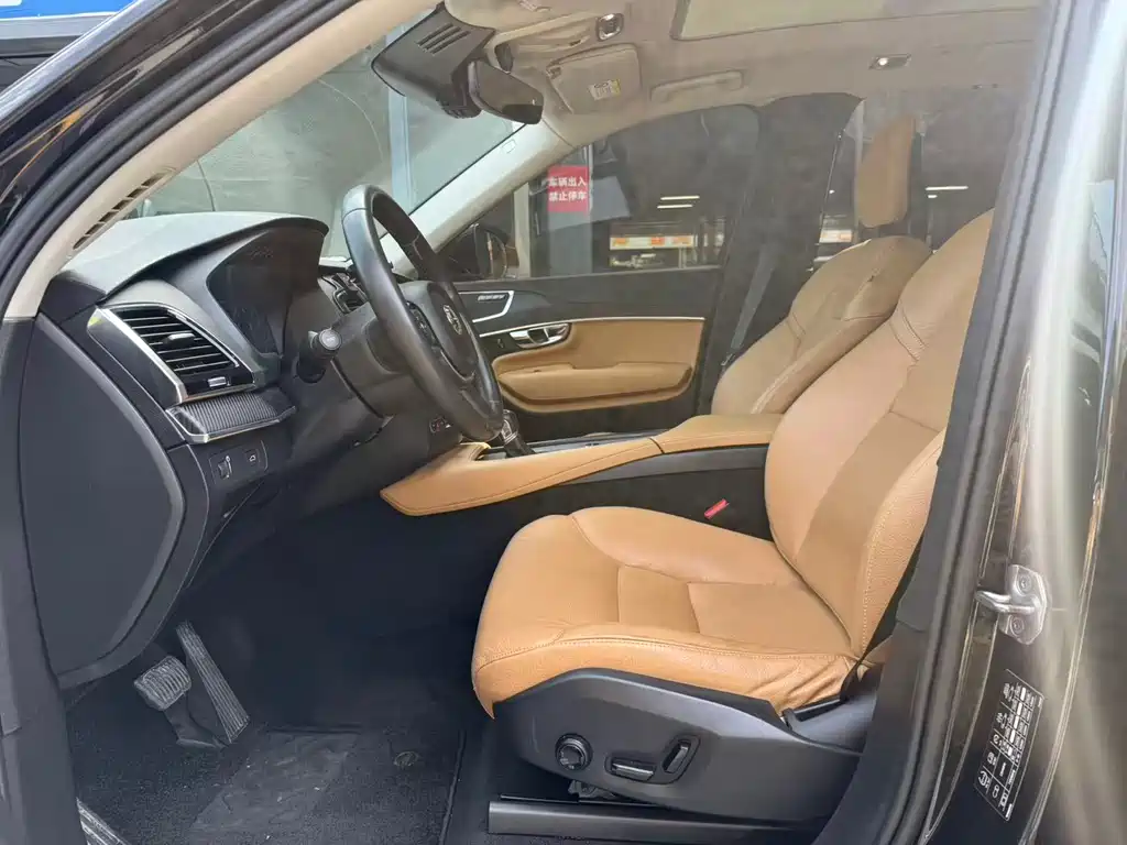 Volvo XC90 2015 T6 7 мест