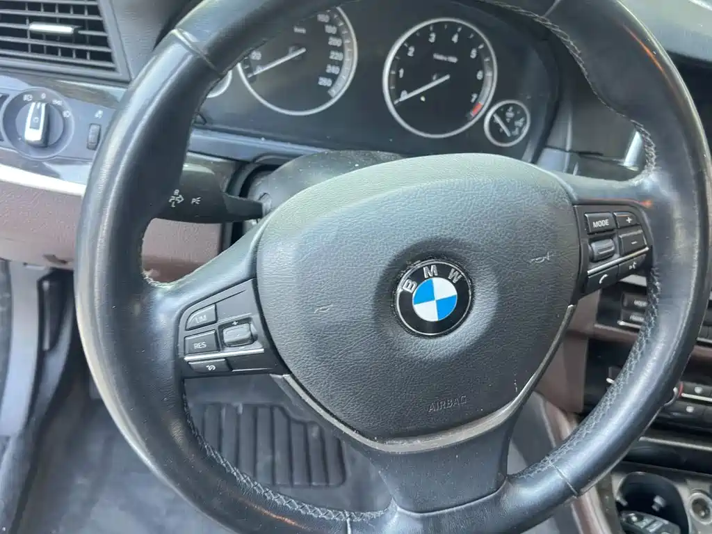BMW 5 Series — миниатюра 7