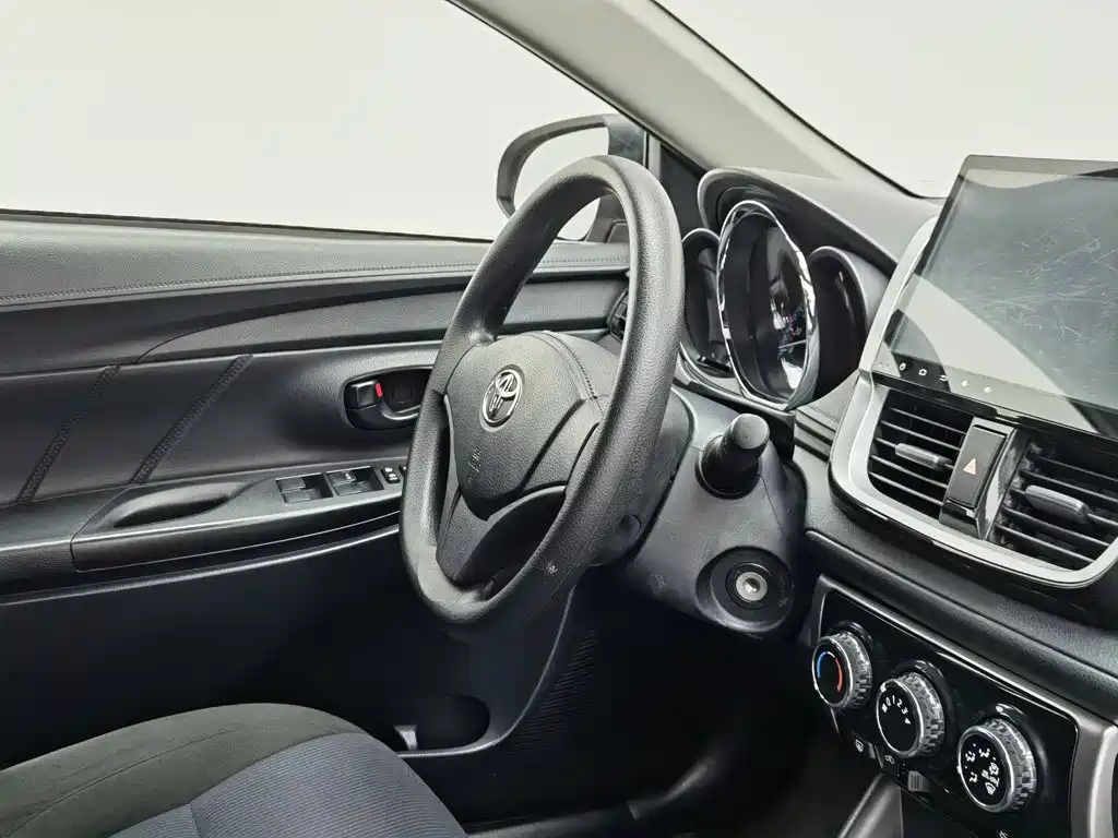 Toyota Yaris L — миниатюра 22
