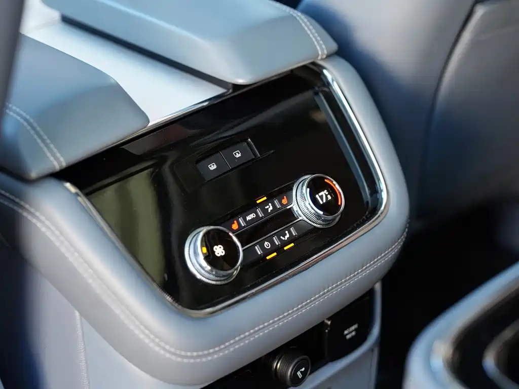 Lincoln Navigator — миниатюра 17