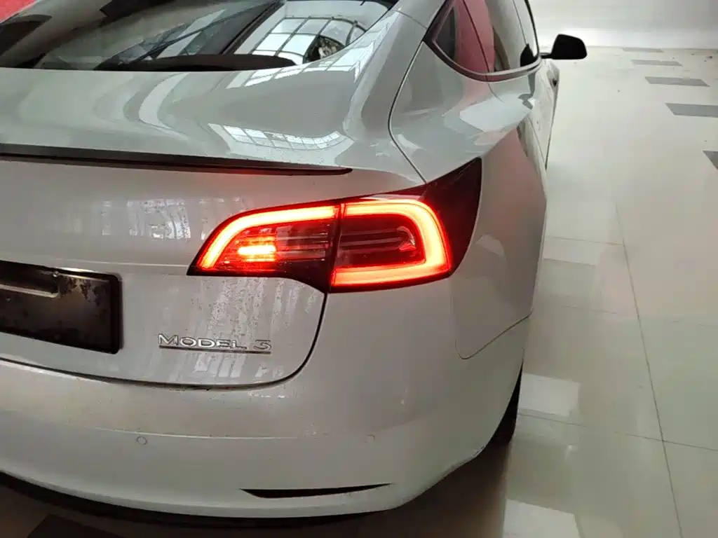 Tesla Model 3 — миниатюра 8