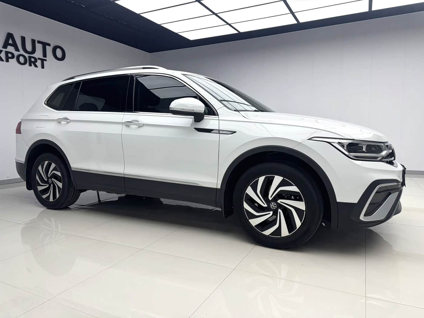 Volkswagen Tiguan L 1.4 л 2022 г. Белый, пробег 35000 км