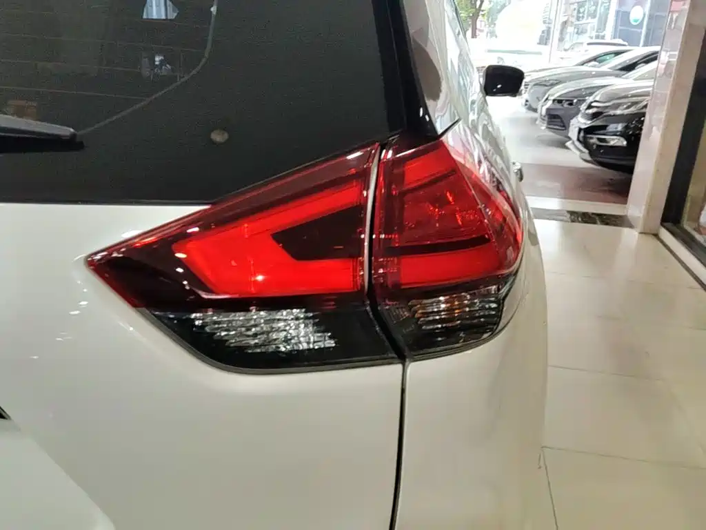 Nissan X-Trail — миниатюра 8