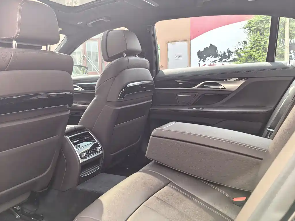 BMW 7 Series — миниатюра 6