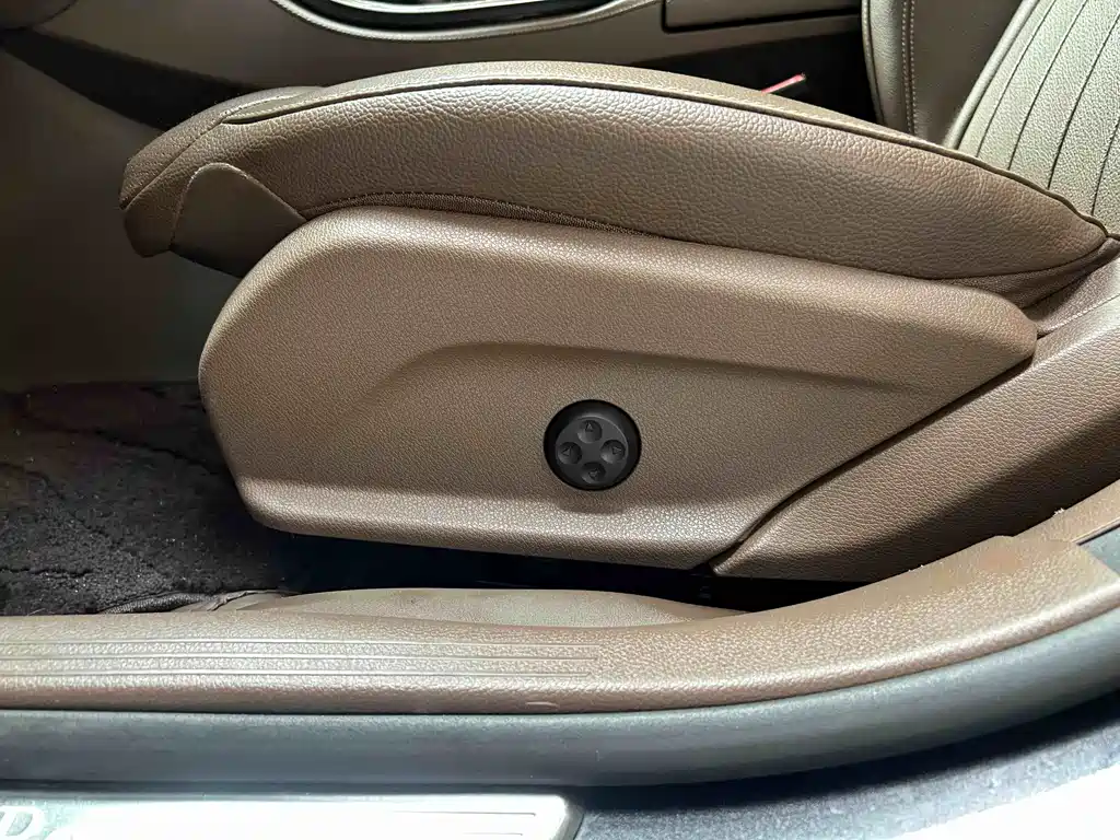 Mercedes-Benz E-Class — миниатюра 13