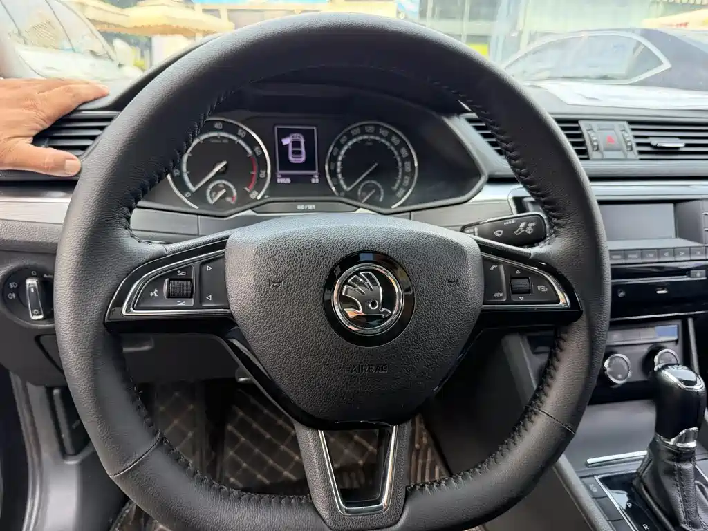 Skoda Superb — миниатюра 8
