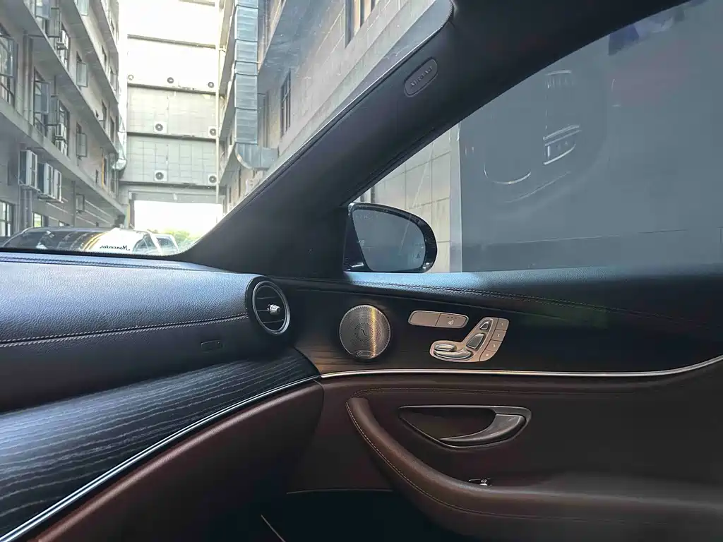Mercedes-Benz E-Class — миниатюра 16