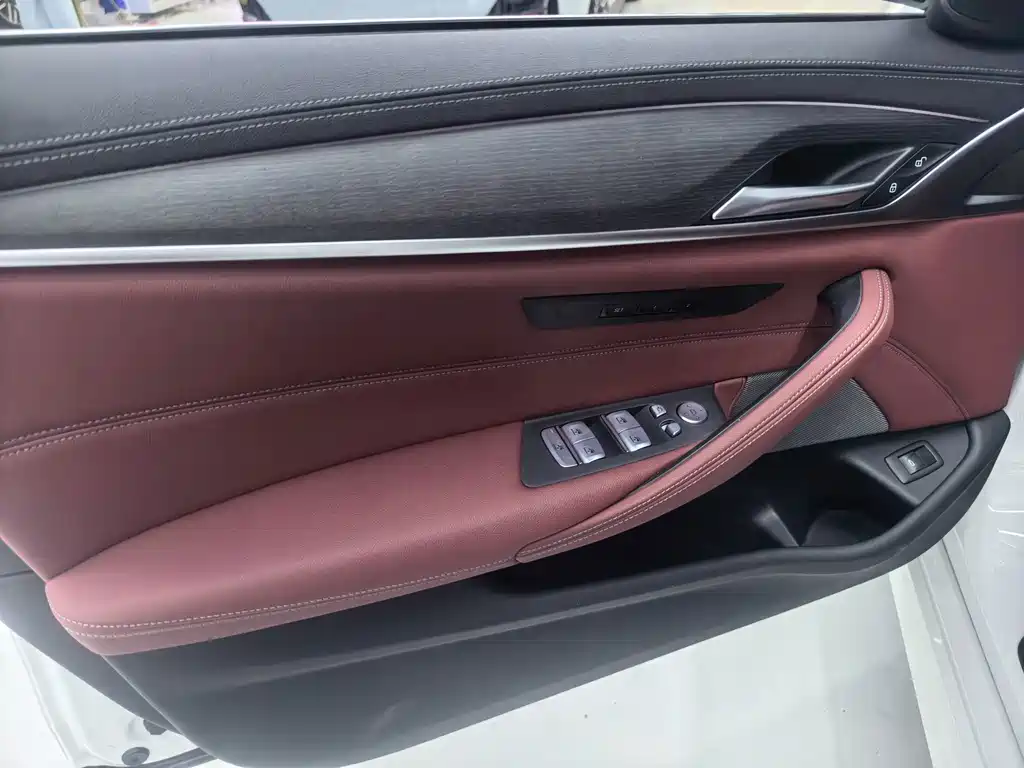 BMW 5 Series — миниатюра 4