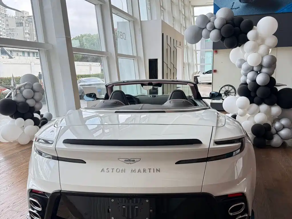 Aston Martin DB12 — миниатюра 12