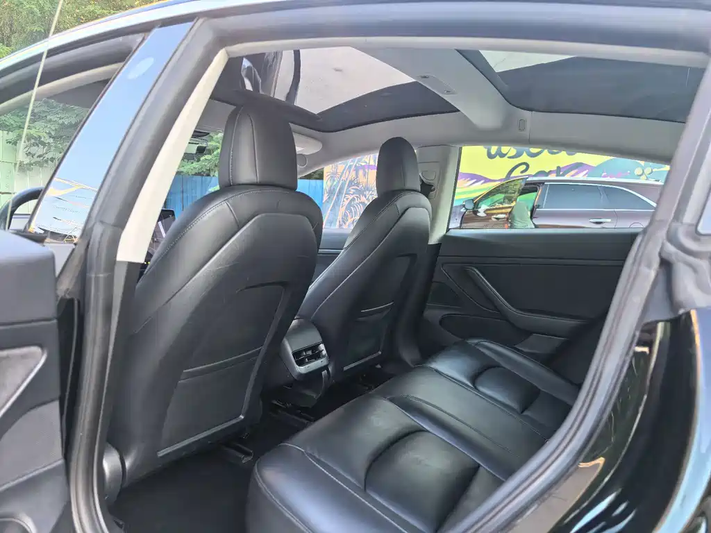 Tesla Model 3 — миниатюра 5