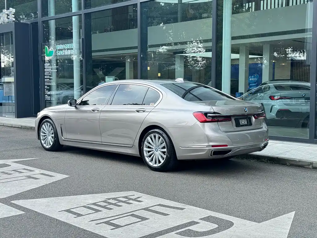 BMW 7 Series — миниатюра 5