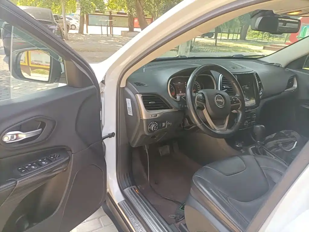 Jeep Cherokee (Import) — миниатюра 16