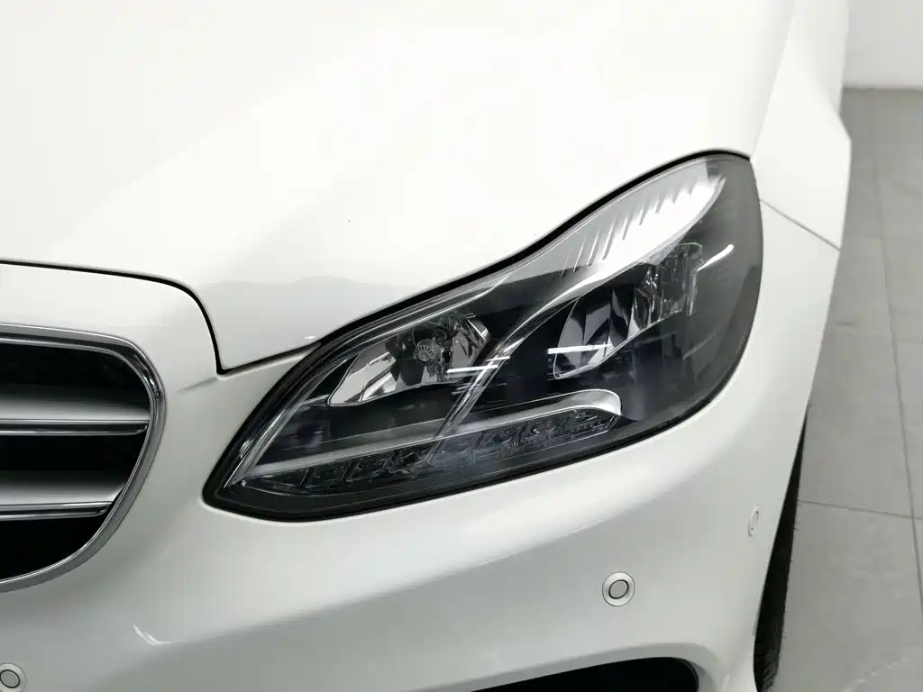 Mercedes-Benz E-Class — миниатюра 7