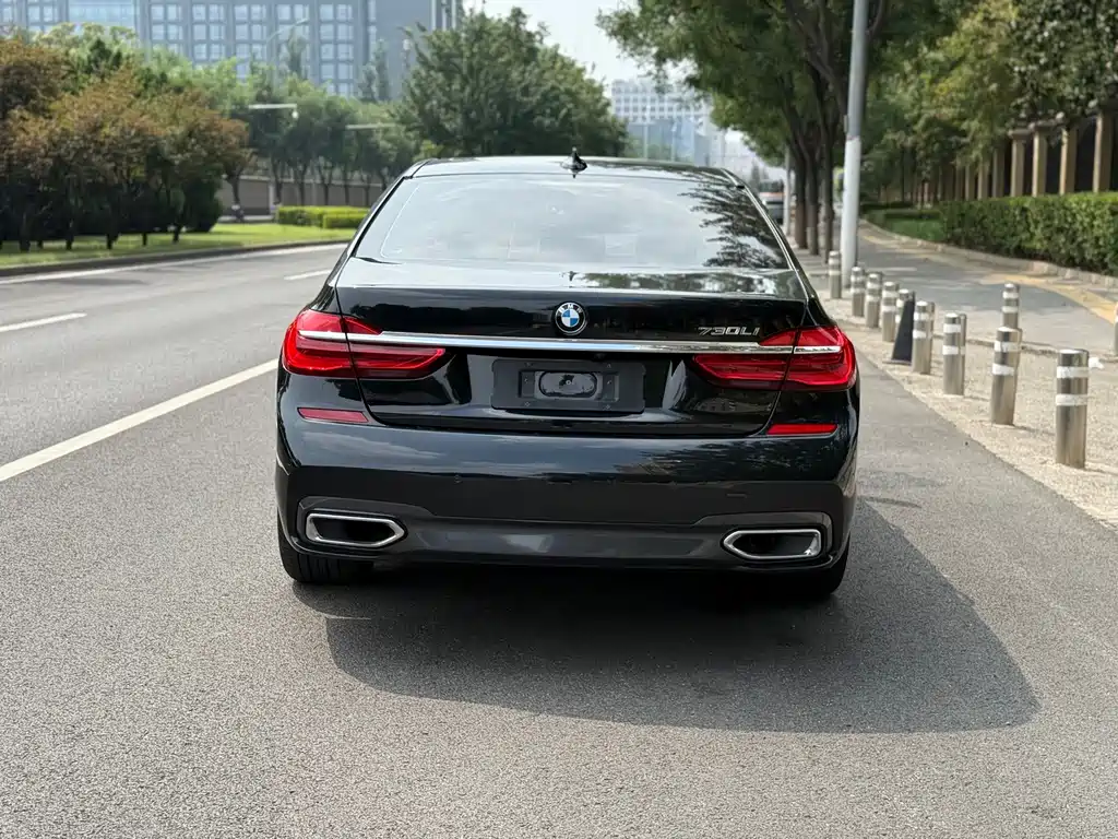 BMW 7 Series — миниатюра 5