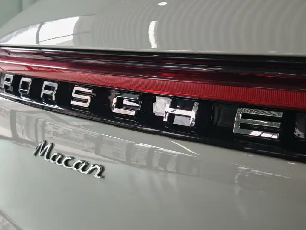 PORSCHE MACAN