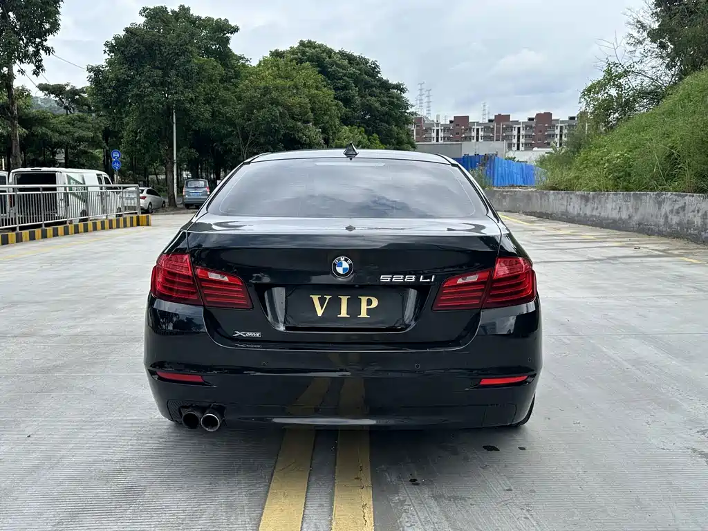 BMW 5 Series — миниатюра 8