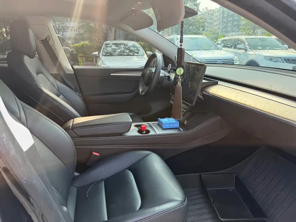Tesla Model Y — миниатюра 8