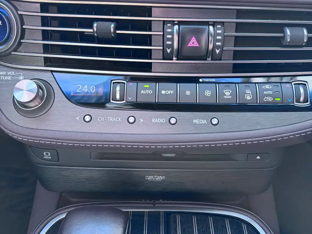 Lexus LS — миниатюра 22