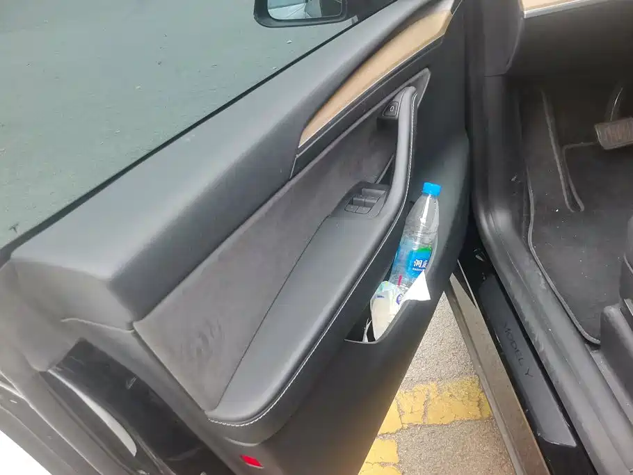 Tesla Model Y — миниатюра 7