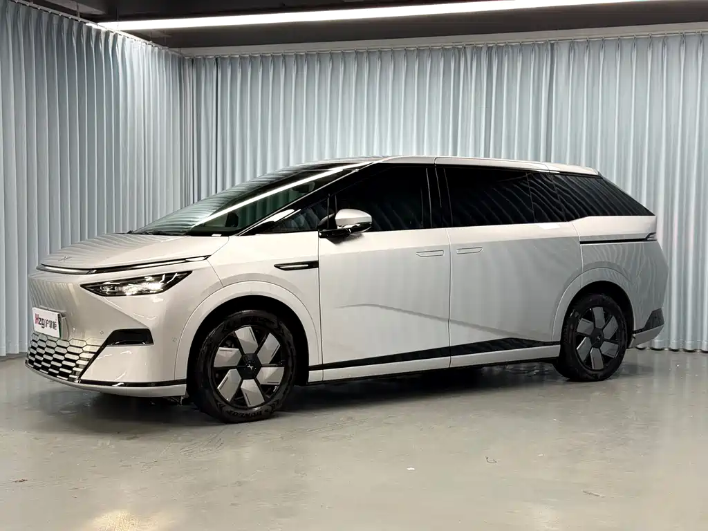 XPeng X9 — миниатюра 2
