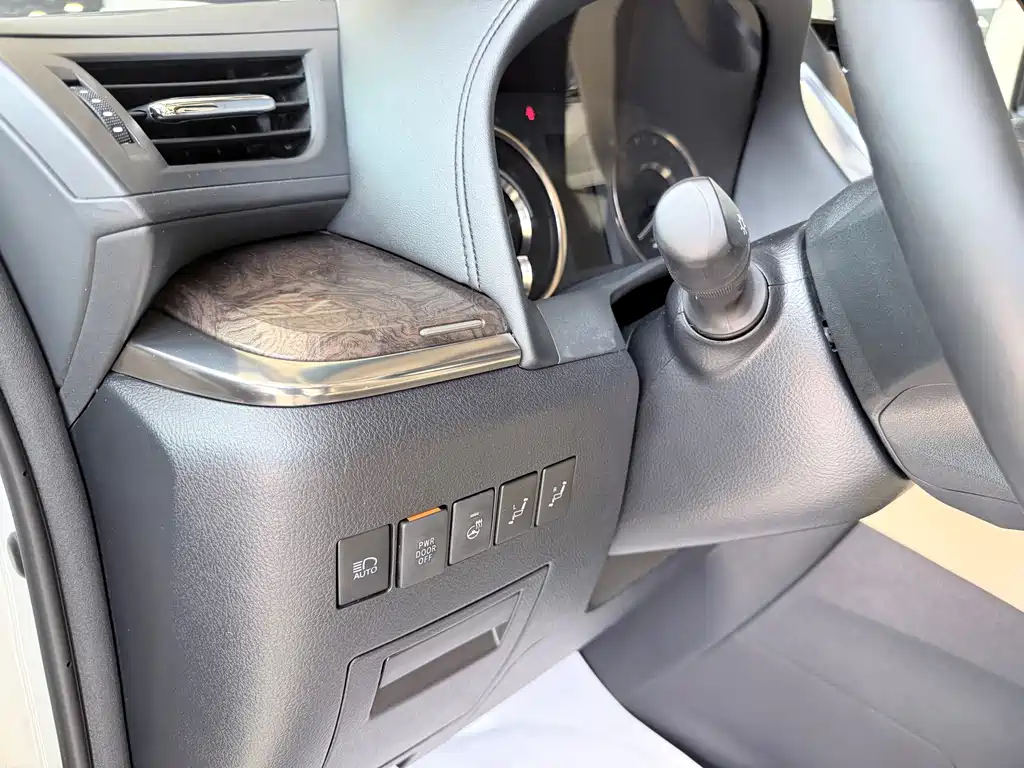 Toyota Alphard — миниатюра 9