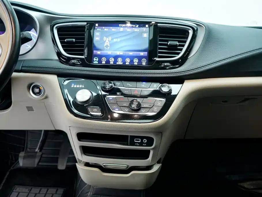 Chrysler Grand Voyager PHEV (Import) — миниатюра 12