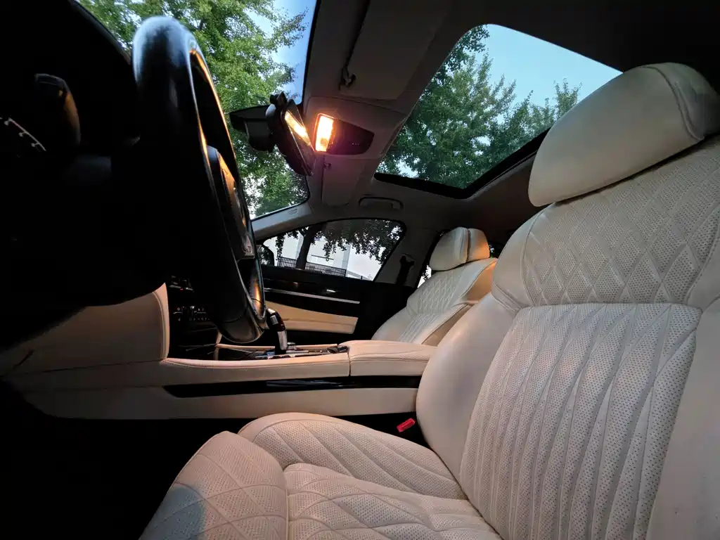 BMW 7 Series — миниатюра 24