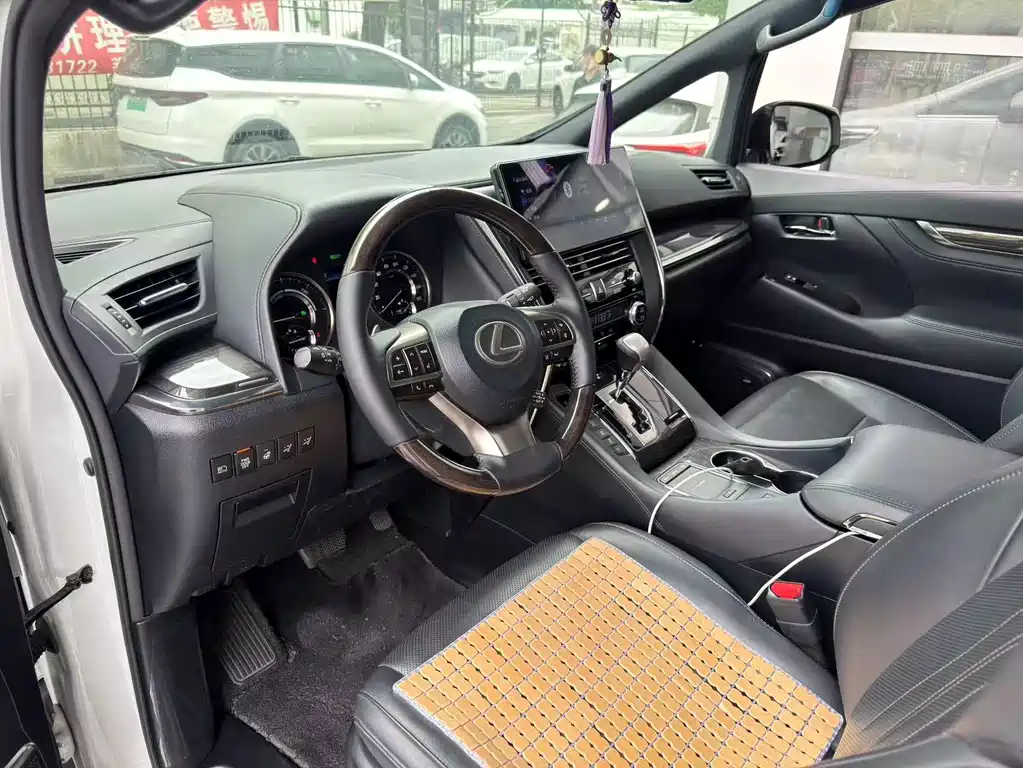 Lexus LM 2020 300h мест