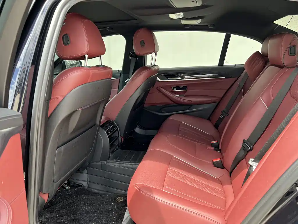 BMW 5 Series — миниатюра 9