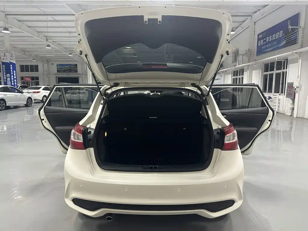Nissan Tiida — миниатюра 14