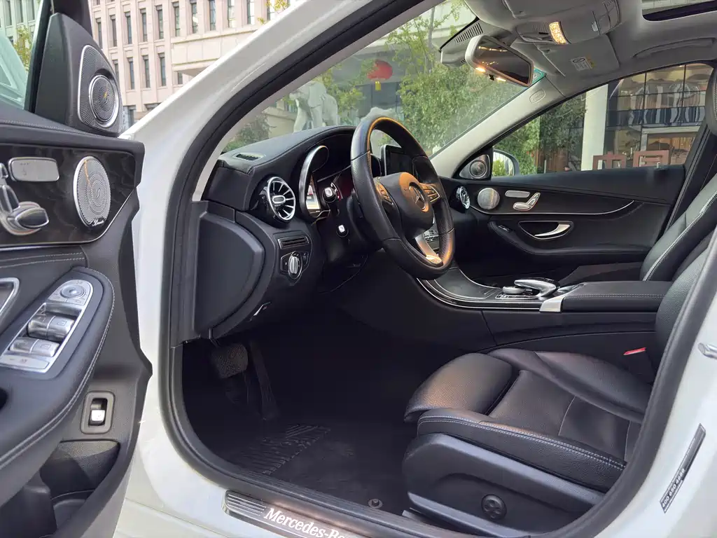 Mercedes-Benz C-Class — миниатюра 6