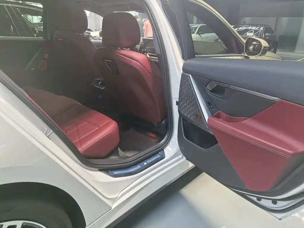 BMW 5 Series — миниатюра 11